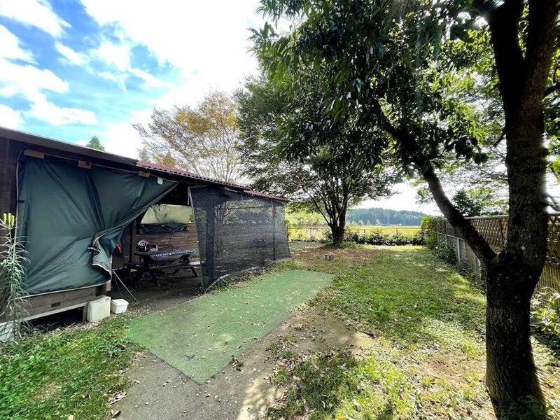 キャビンの屋根と木造の東屋